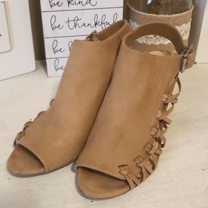 Vince Camuto chunkie heel bootie size 5.5